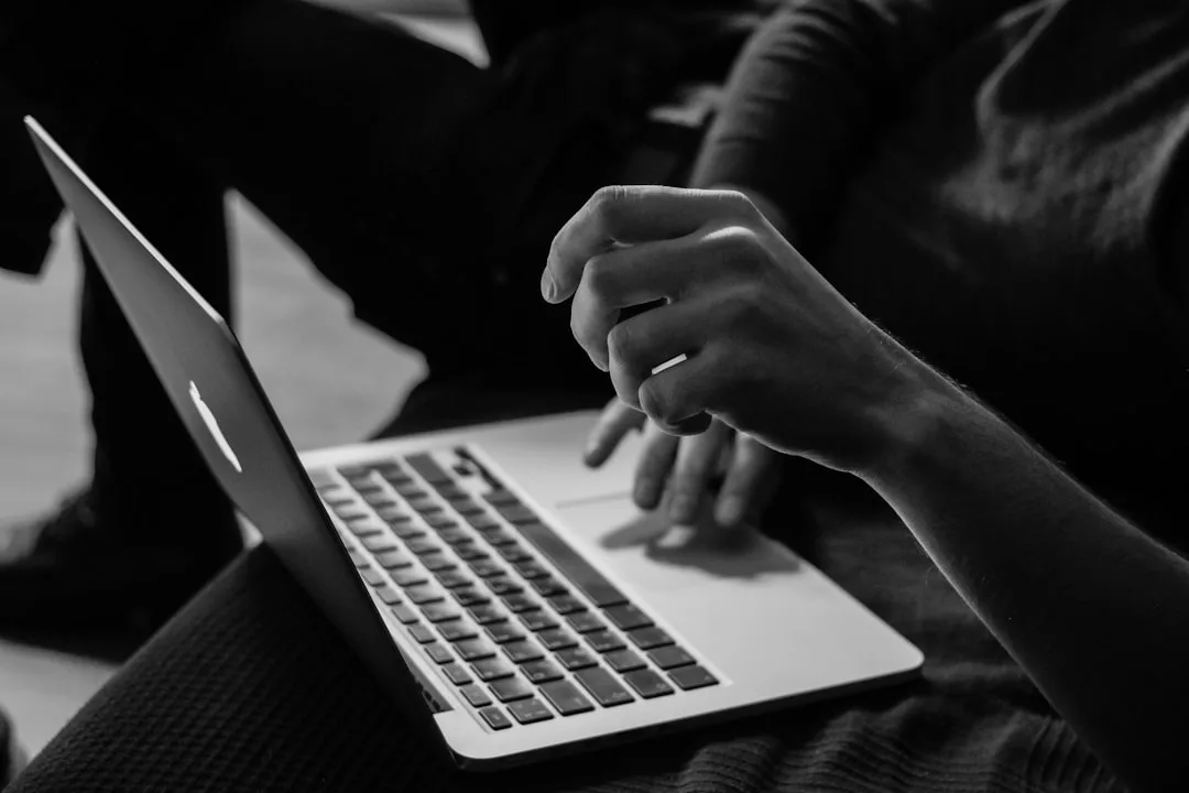 Egy blogger ír egy laptopon